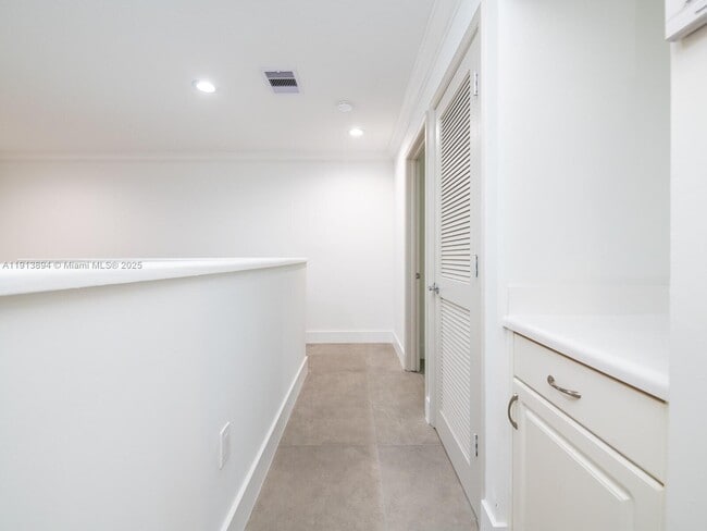 Building Photo - 20729 NE 32nd Ave