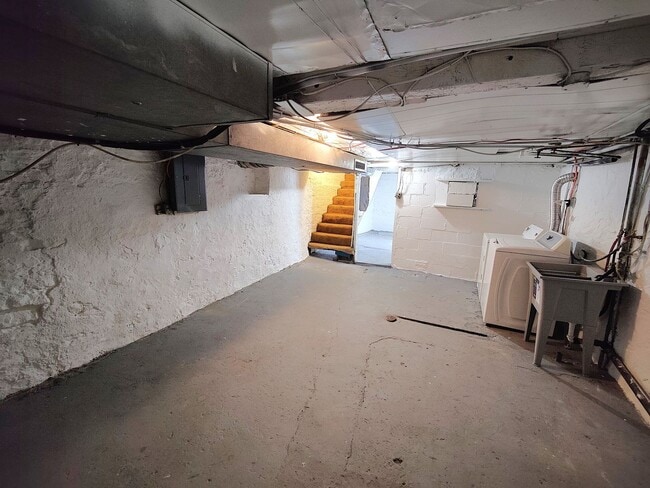 Building Photo - *Spacious & Updated 2BD/2BA Single Family ...
