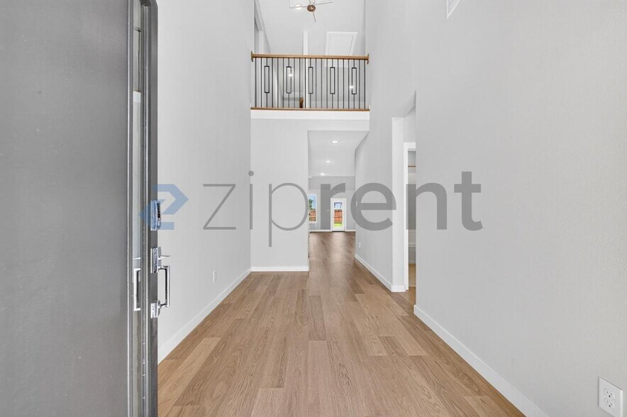 Building Photo - Unit