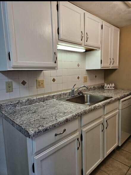 Building Photo - 525 W H St