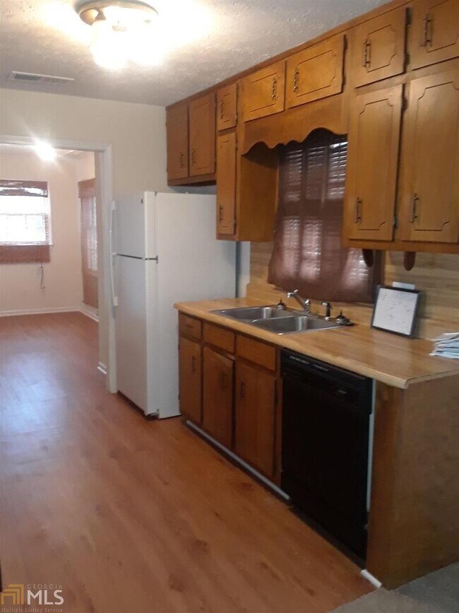 Building Photo - 995 Green St SE