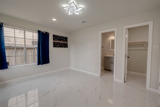 Building Photo - 12055 Fairpoint Dr