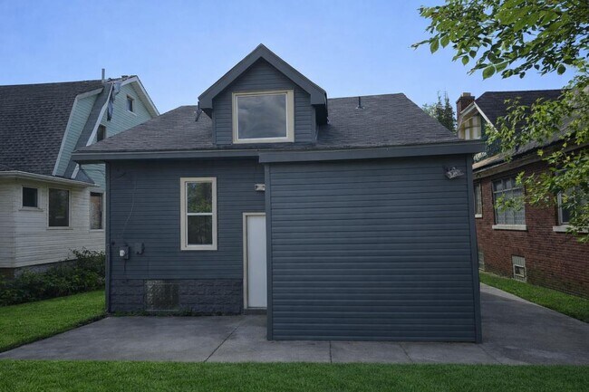 Building Photo - 2530 Fullerton Ave