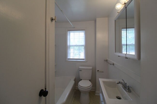 Building Photo - May FREE On This 2 Bedroom Duplex in North Kansas City