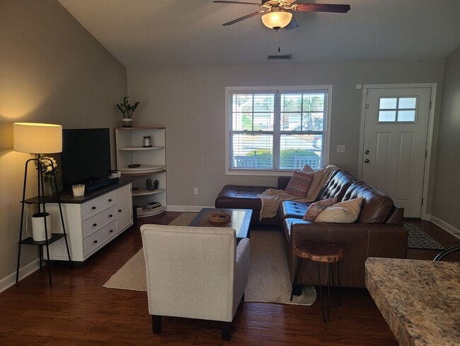 Building Photo - 3 Bedroom, 2 bath home located in The Land...