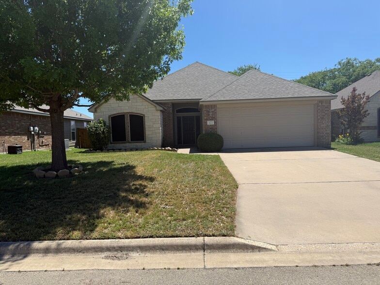 Primary Photo - 1123 Neuberry Cliffe