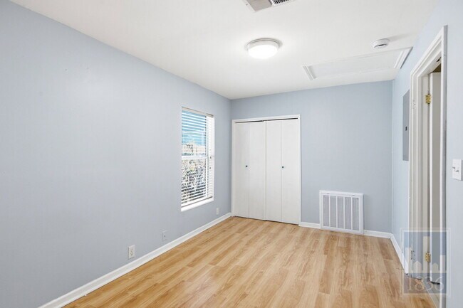 Building Photo - 1201 W 40th St