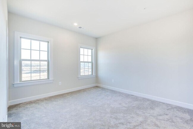 Building Photo - 6547 Clubhouse Dr