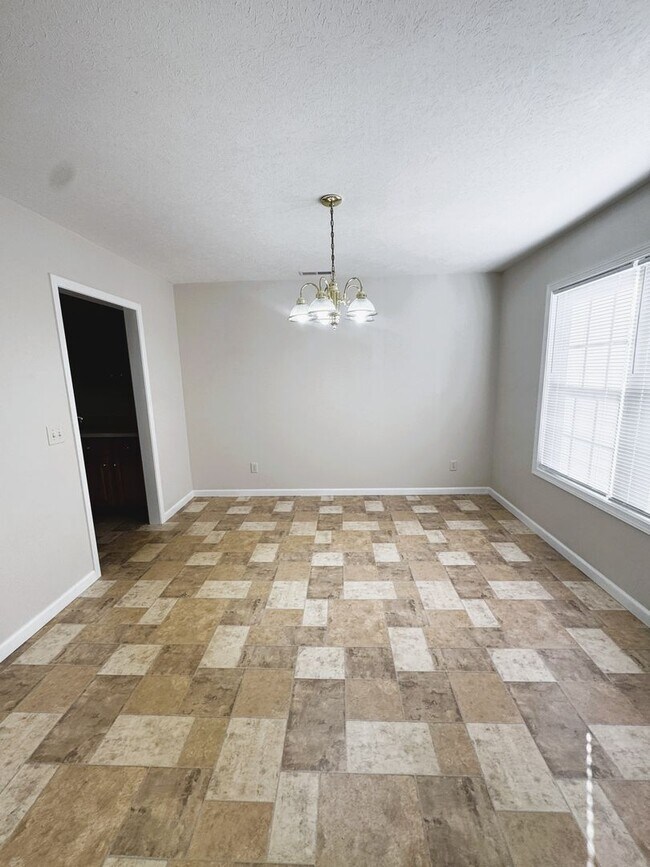 Building Photo - Spacious Townhouse in Bridgewater