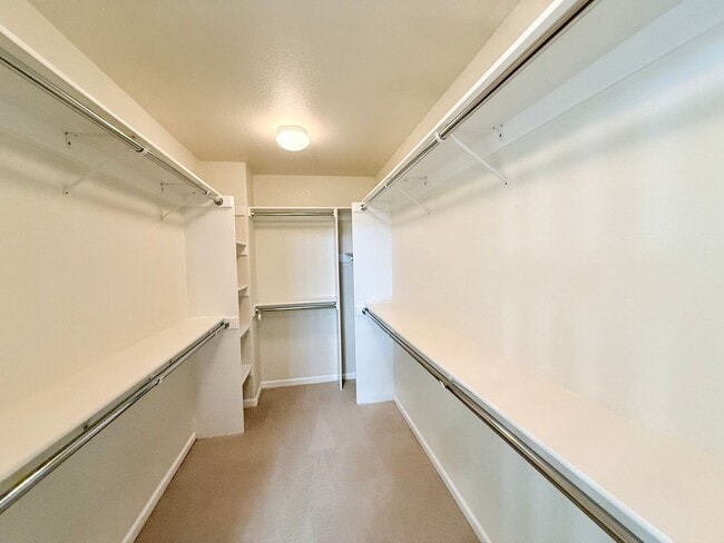 Building Photo - 5-Bed Gated Family Oasis | Prime Location & Backyard Space