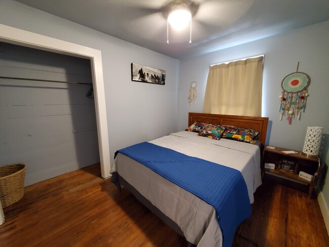 Bedroom with Queen bed - 1621 6th St