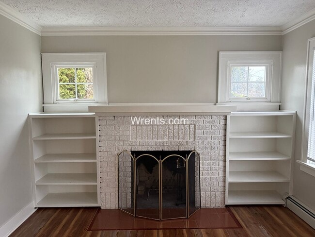 Building Photo - Beautiful 3 bed 2 bath updated home! Half off first months rent!