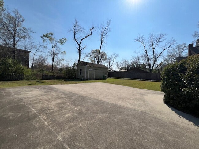 Building Photo - 217 White Oak St