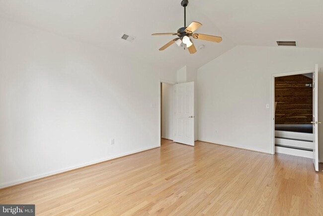 Building Photo - 11201 Woodglen Dr