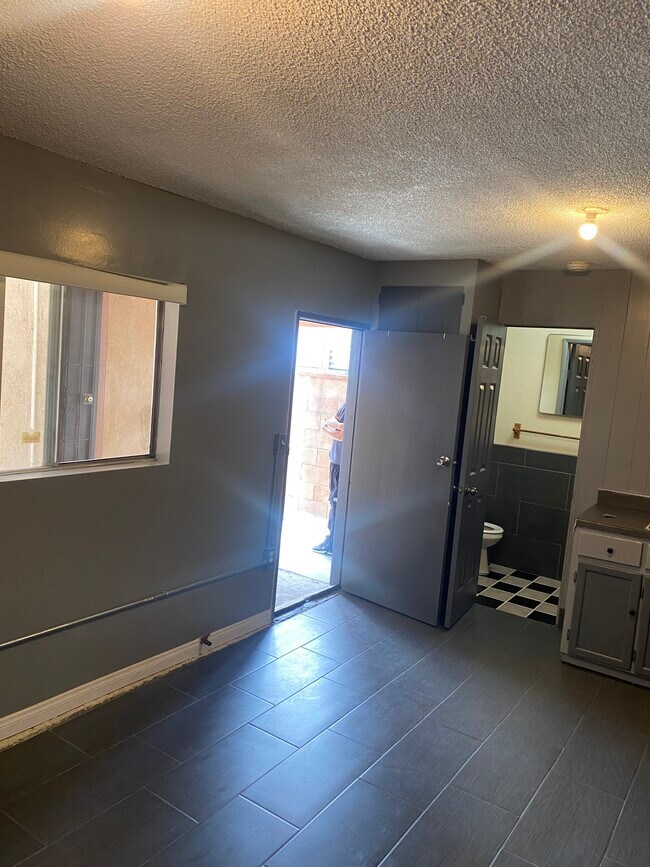 Building Photo - 4112 Santa Ana St