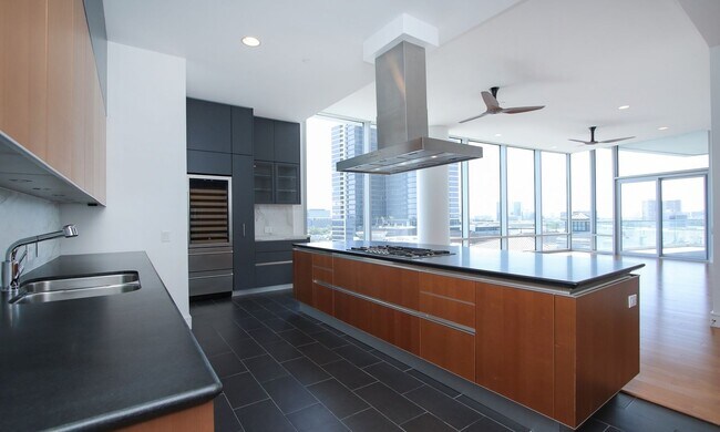Building Photo - Exquisite Luxury high-rise 2 bedroom, 2bat...