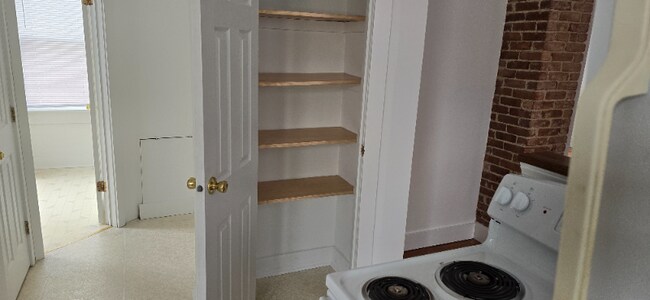 Building Photo - 208 Main St