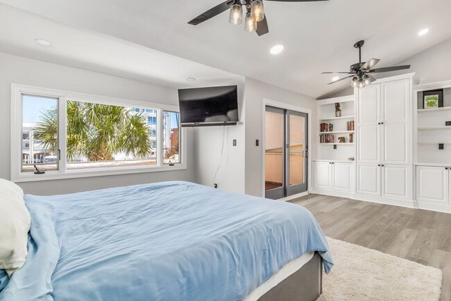 Building Photo - Experience Waterfront Living in Port Royal!