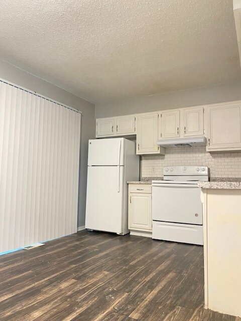 Building Photo - "Charming 2-Bed Townhome (multiplex buildi...