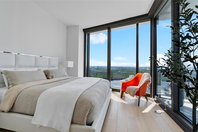 Building Photo - 15701 Collins Ave