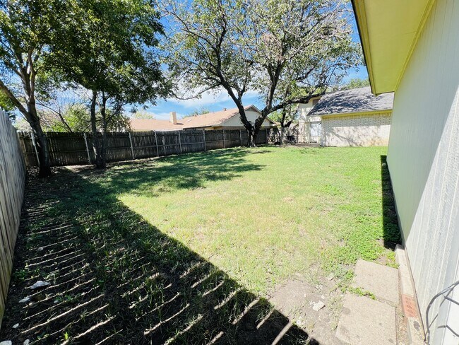 Building Photo - 2102 Richwood Dr