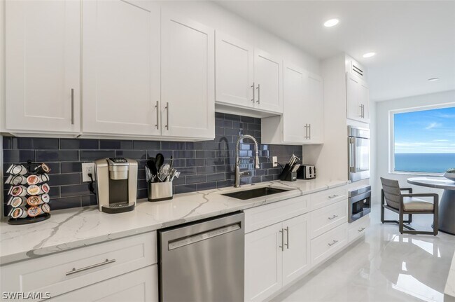 Building Photo - 8171 Bay Colony Dr