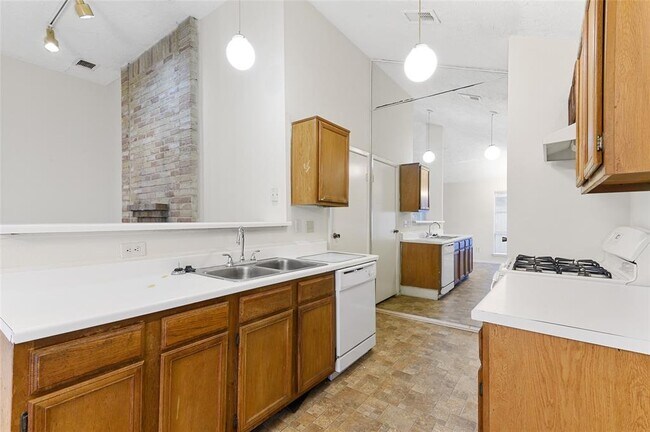 Building Photo - 5212 Beaverbrook Dr