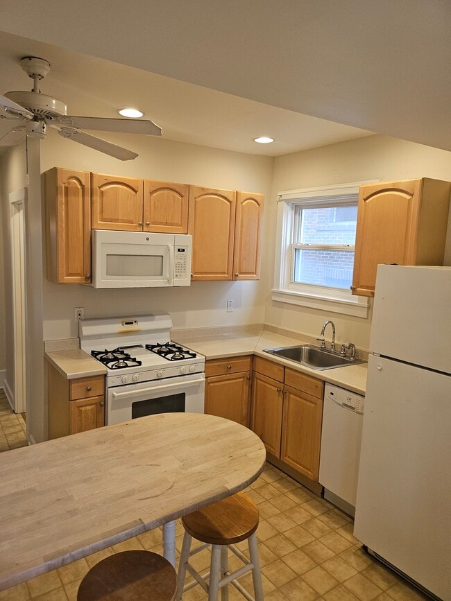 Building Photo - 725 Wisteria Ave
