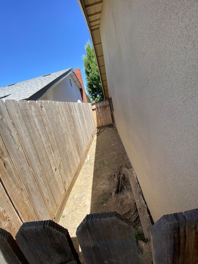 Building Photo - SW Visalia Home coming soon!