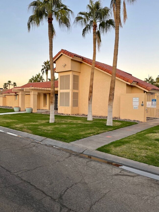 Building Photo - TOWNHOME IN MESA DEL SOL!