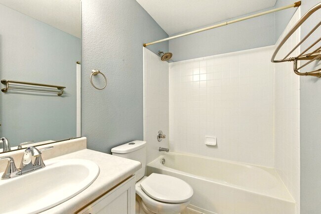 Building Photo - Amazing 3 Bed 4 Bath Highlands Ranch House...