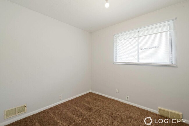Building Photo - 1305 Henderson Dr
