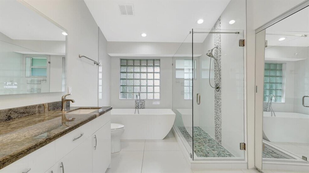 Building Photo - 1412 NE 53rd Ct