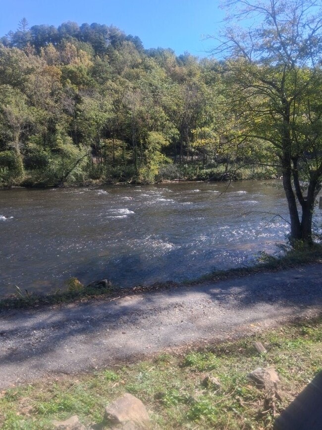 Building Photo - $1,800 - 2 Bedroom / 1 Bath Mobile Home Sitting on the Tuckasegee River