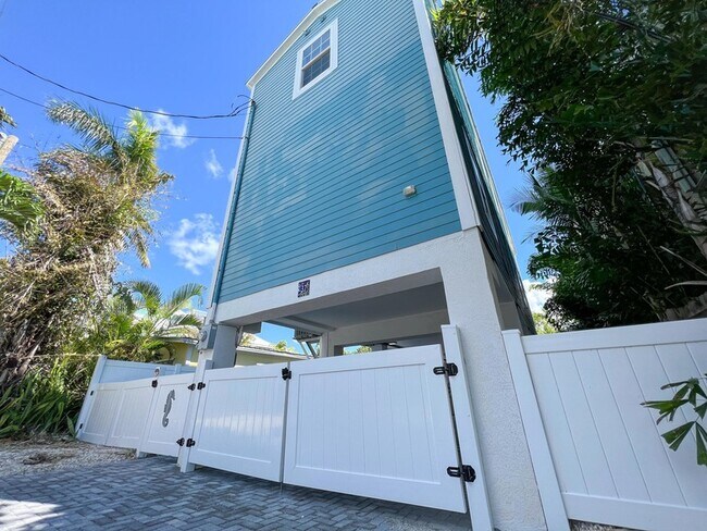 Building Photo - 37 Palm Dr