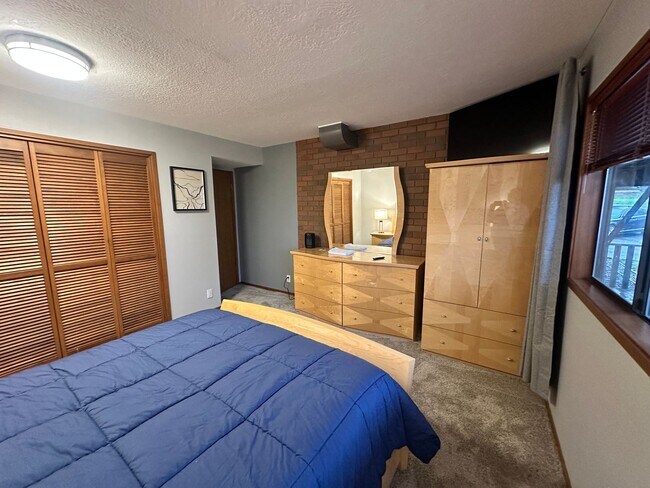 Building Photo - Super Comfortable Furnished Short term rental