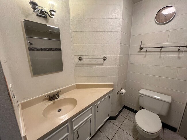 Building Photo - Acacia Park (Pearl City) - 2 bedrooms, 1 bathroom, 1 parking, AC, full size washer/dryer