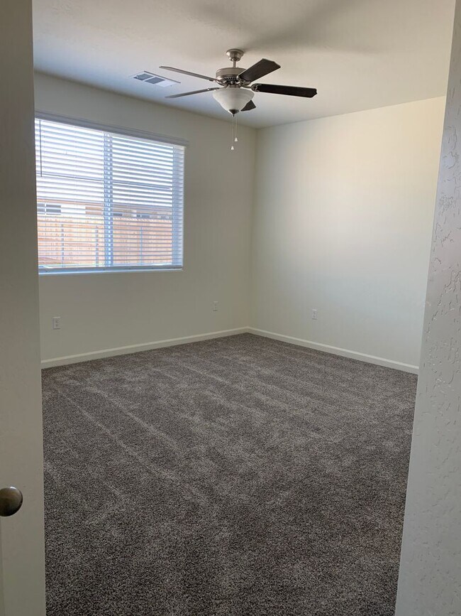 Building Photo - Move in ready!