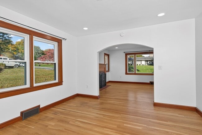 Building Photo - 250 Gillespie Dr NE