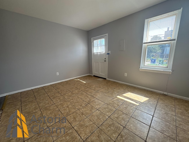 Building Photo - Updated 2 Bedroom Home with Modern Kitchen