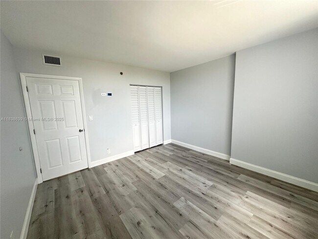Building Photo - 901 Hillcrest Dr