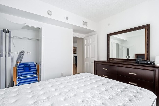 Building Photo - 17150 N Bay Rd