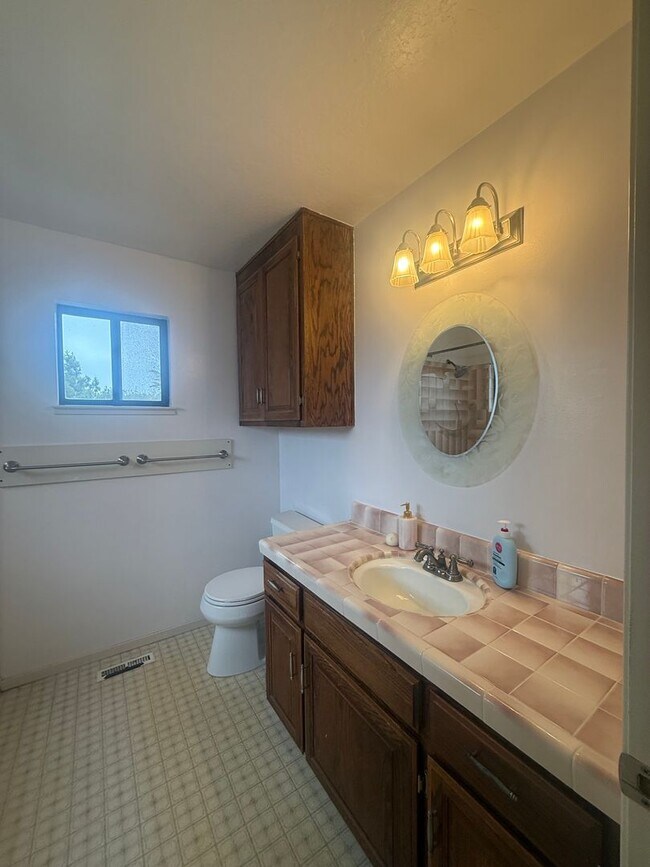 Building Photo - Beautiful Royal Oaks Home