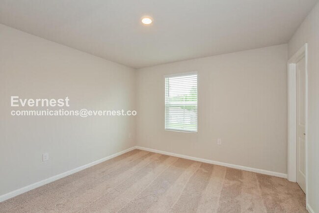 Building Photo - 5 Bed/3 Bath Home with Fenced Yard / Pet-friendly / Coming Soon!