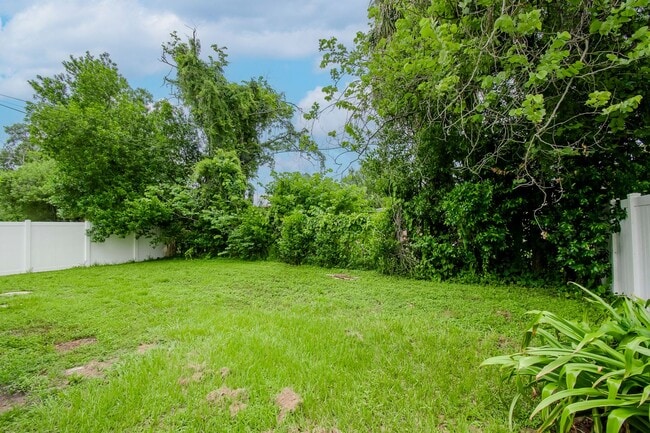 Building Photo - 2/1 Close to Downtown Tampa and University...