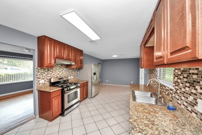 Building Photo - 10021 Hazelhurst Dr