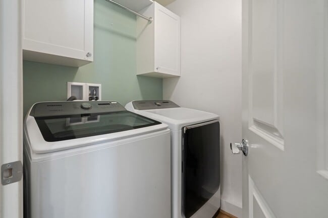 Building Photo - Modern Island Living | AC, W/D, Garage, Wo...