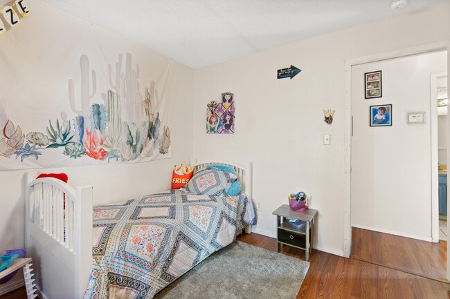 Building Photo - 310 Cll Quieta NE