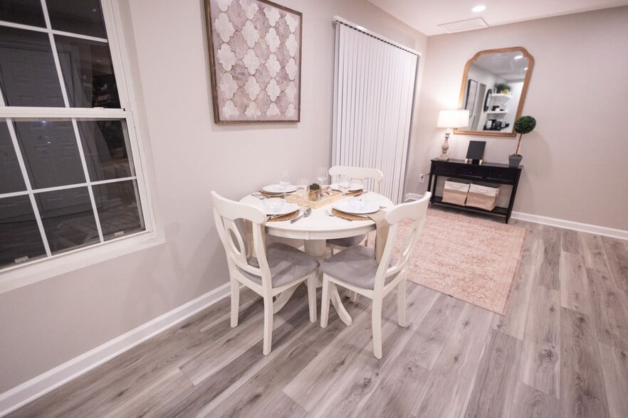 Building Photo - 9220 Weathersfield Dr