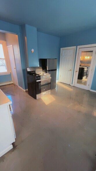 Building Photo - 157 Locust St